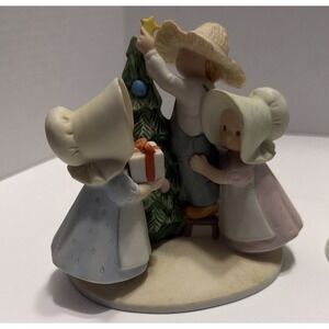 Circle of Friends Masterpiece Porcelain Figurines Christ is the Star Set of 2